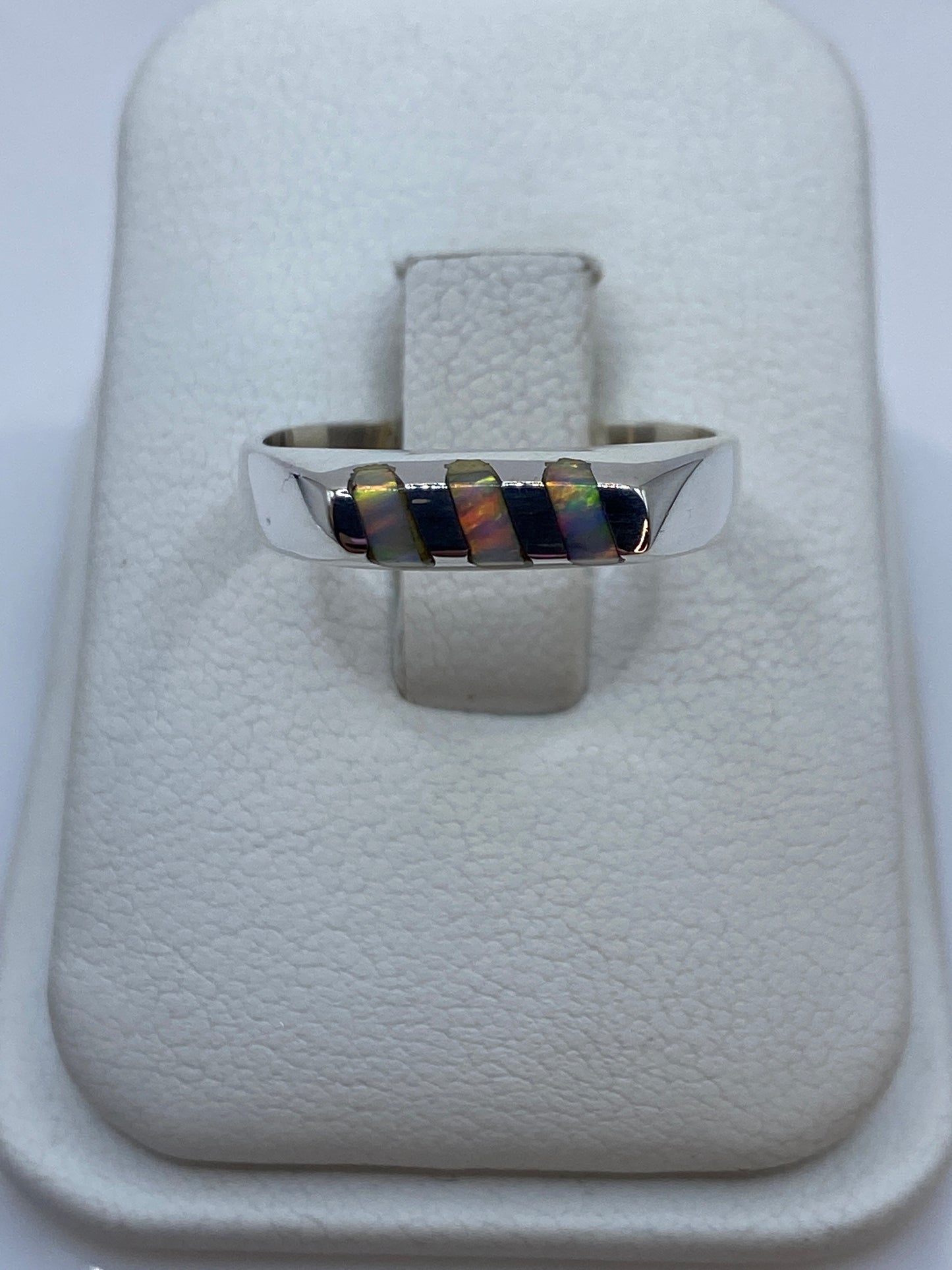 Anillo escalonado de plata con ópalo de fuego multicolor en tonos verdes y ámbar
