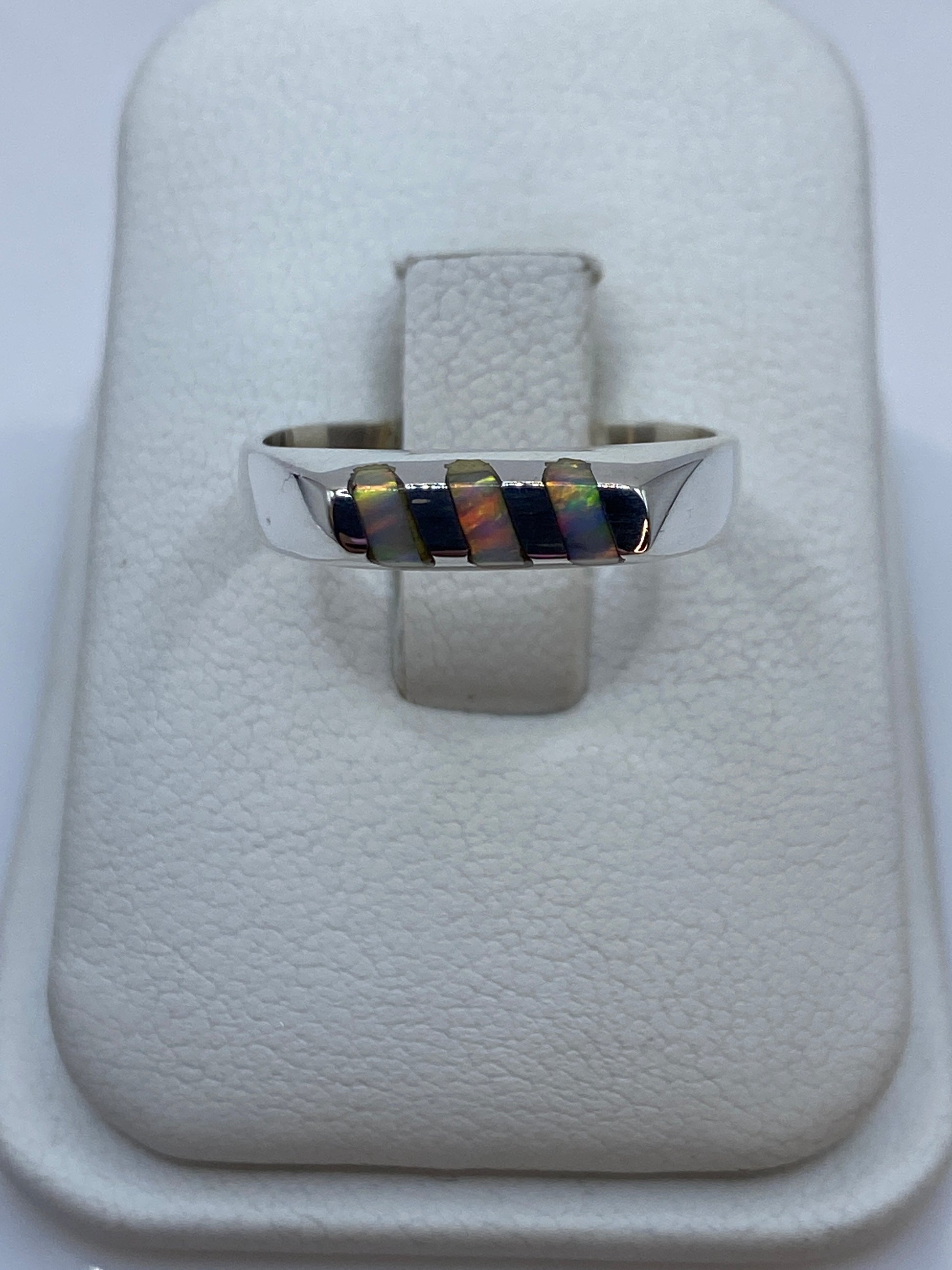 Anillo escalonado de plata con ópalo de fuego multicolor en tonos verdes y ámbar