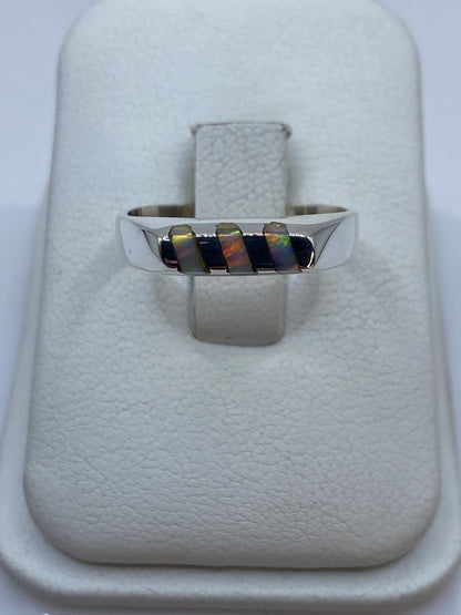 Anillo escalonado de plata con ópalo de fuego multicolor en tonos verdes y ámbar