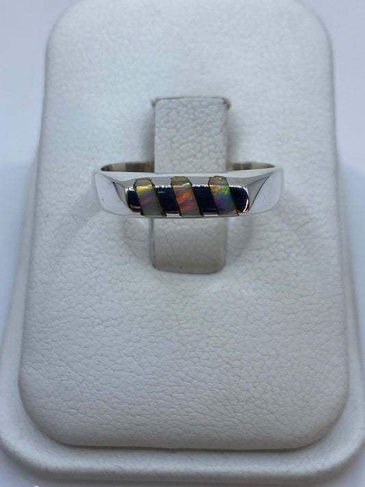 Anillo escalonado de plata con ópalo de fuego multicolor en tonos verdes y ámbar
