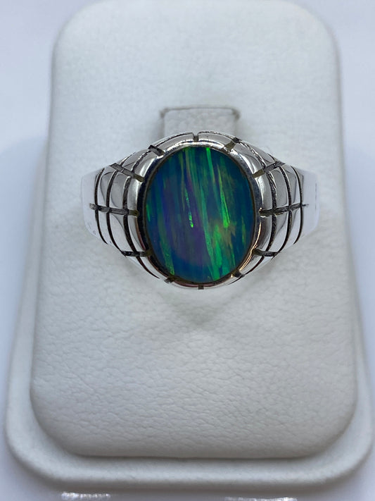 Anillo de plata .950 con ópalo de fuego azul cielo sobre estuche blanco