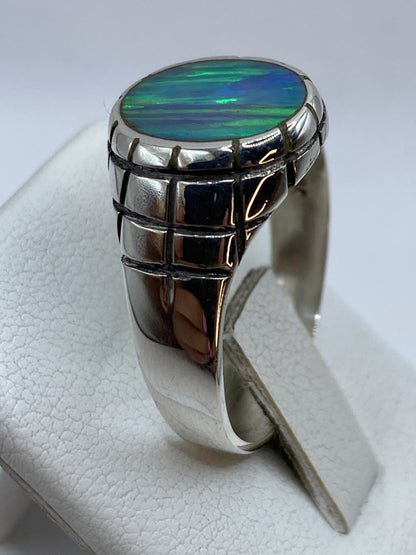 Detalle del ópalo de fuego con vetas azul cielo y verde bajo luz natural