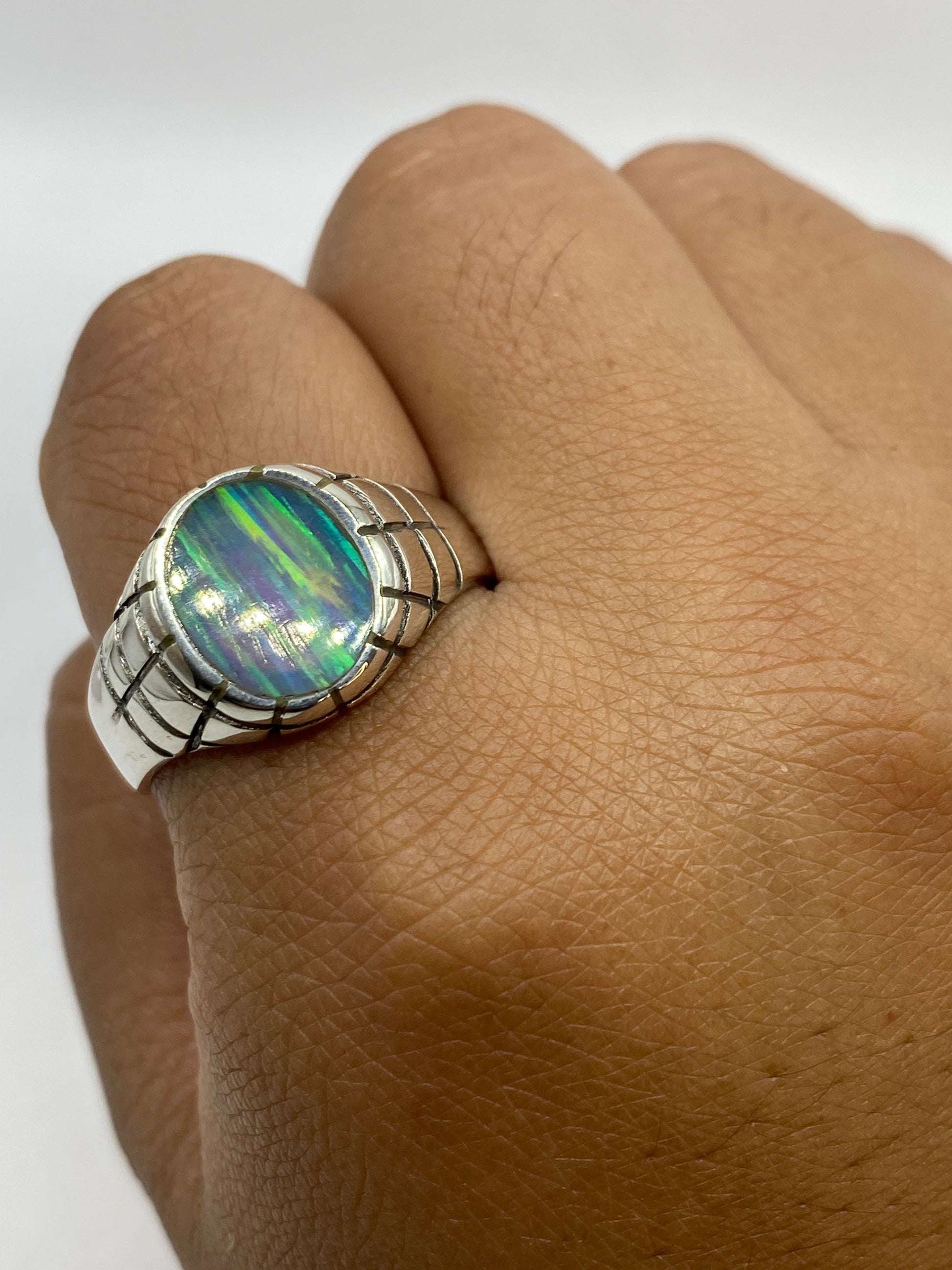 Anillo en la mano mostrando el sello 950 y presencia de la pieza