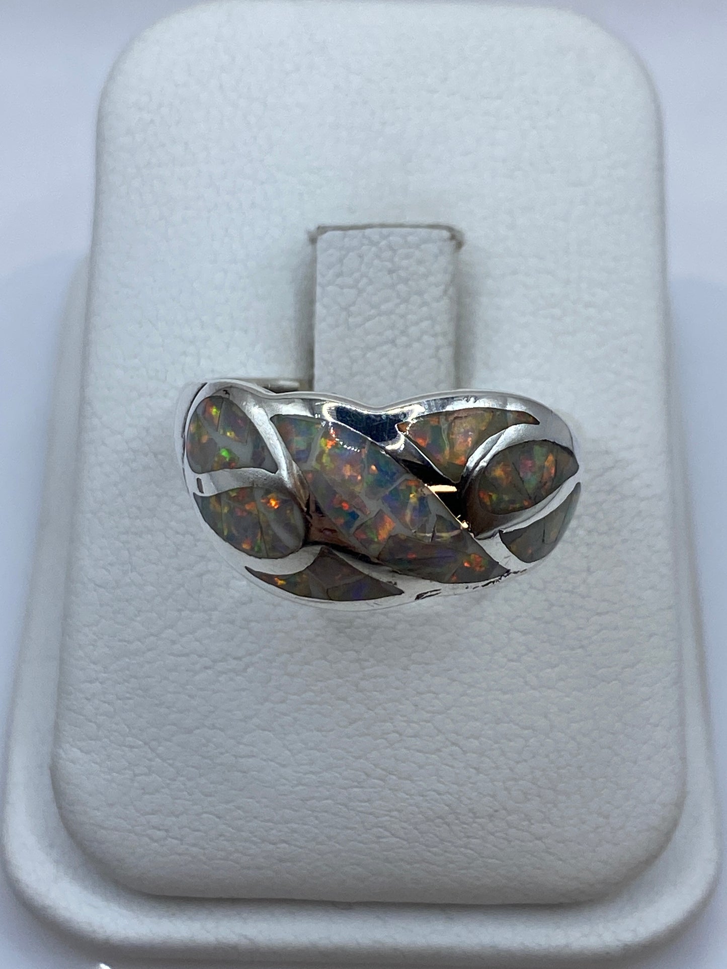 Anillo de plata .950 con ópalo de fuego natural multicolor, frente geométrico