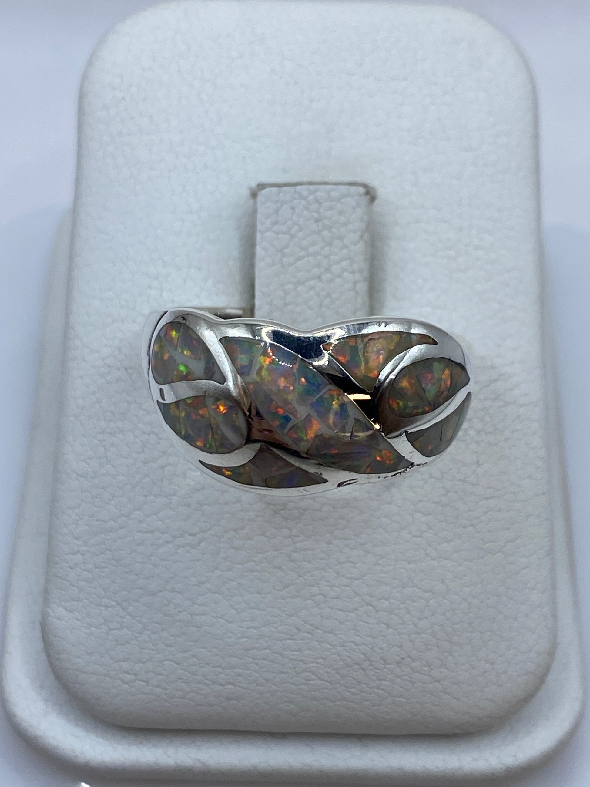 Anillo de plata .950 con ópalo de fuego natural multicolor, frente geométrico