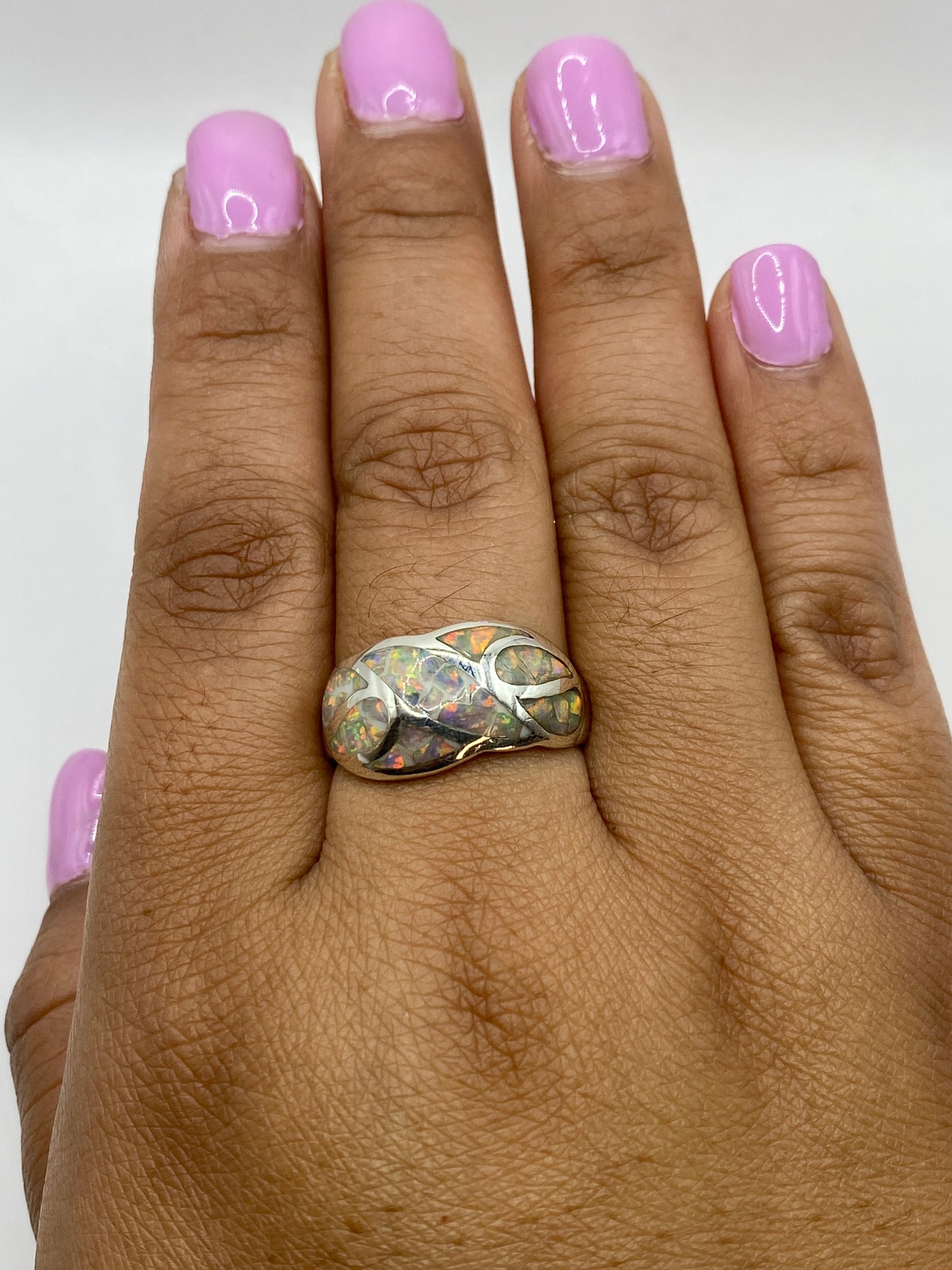 Anillo sobre fondo blanco mostrando el sello 950 de plata pura mexicana