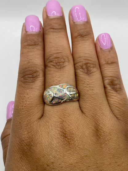 Anillo sobre fondo blanco mostrando el sello 950 de plata pura mexicana