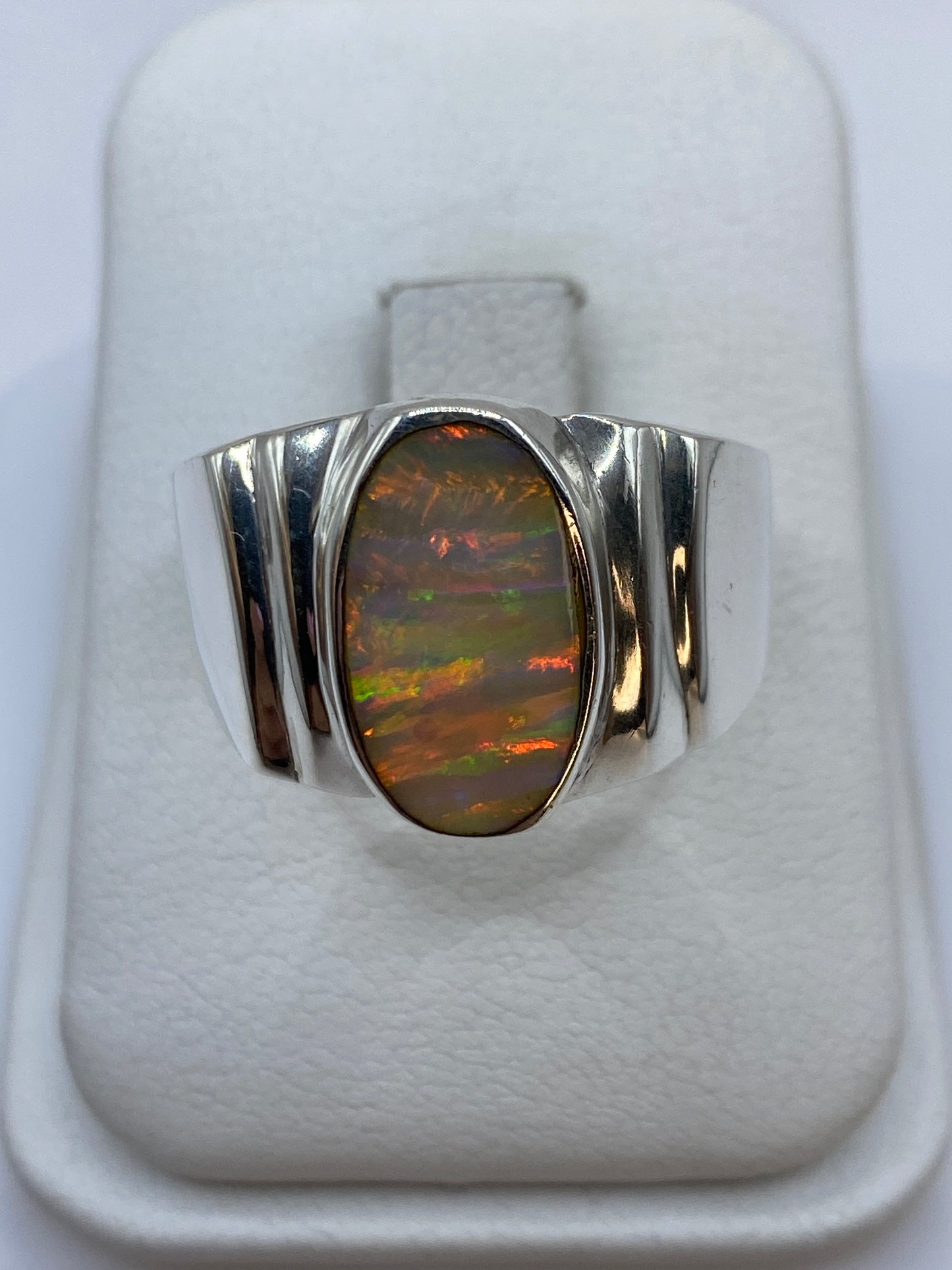 Anillo de plata .950 con ópalo de fuego natural mostrando juego de colores rojo, naranja y amarillo