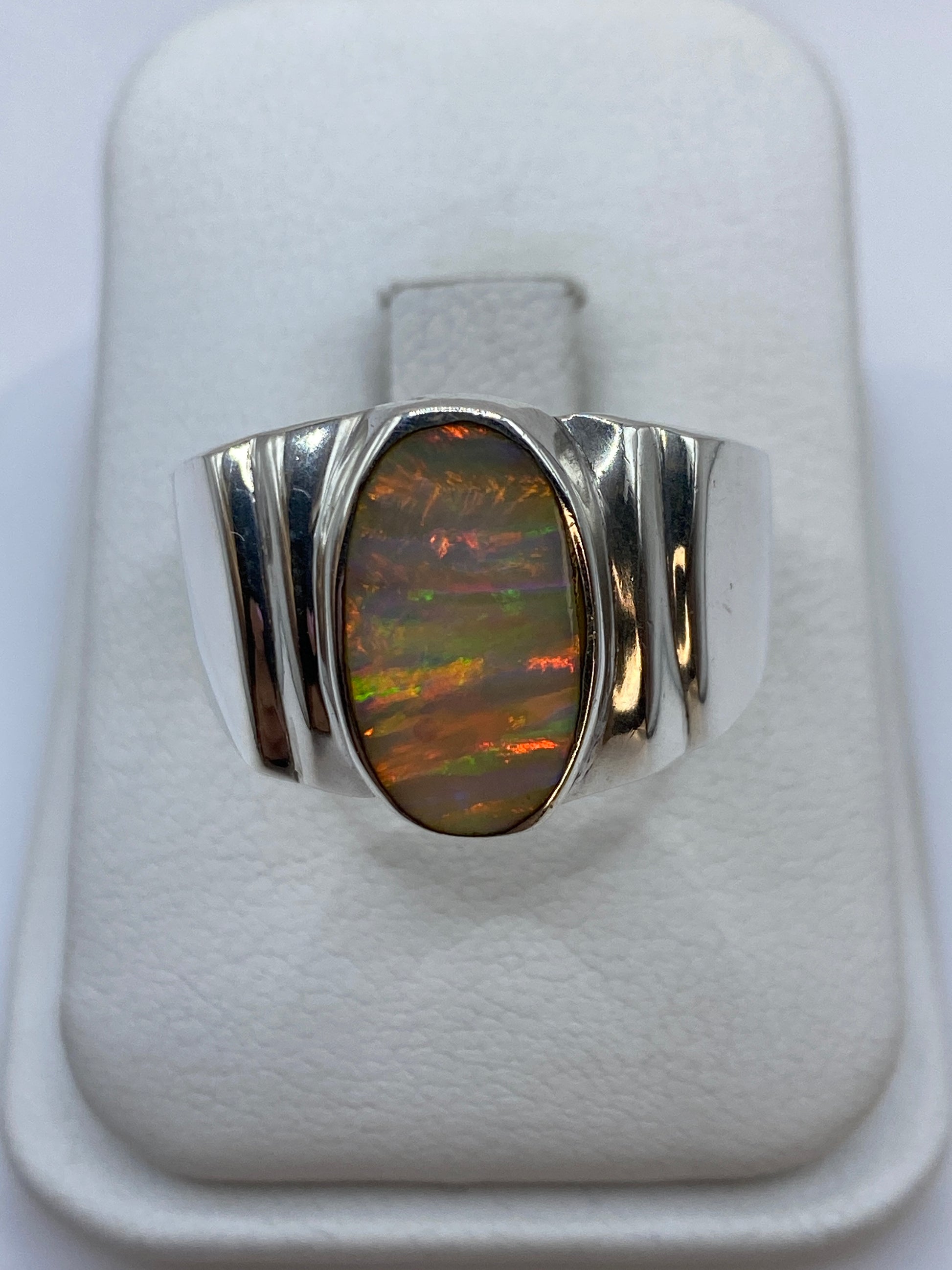 Anillo de plata .950 con ópalo de fuego natural mostrando juego de colores rojo, naranja y amarillo