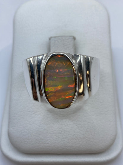 Anillo de plata .950 con ópalo de fuego natural mostrando juego de colores rojo, naranja y amarillo