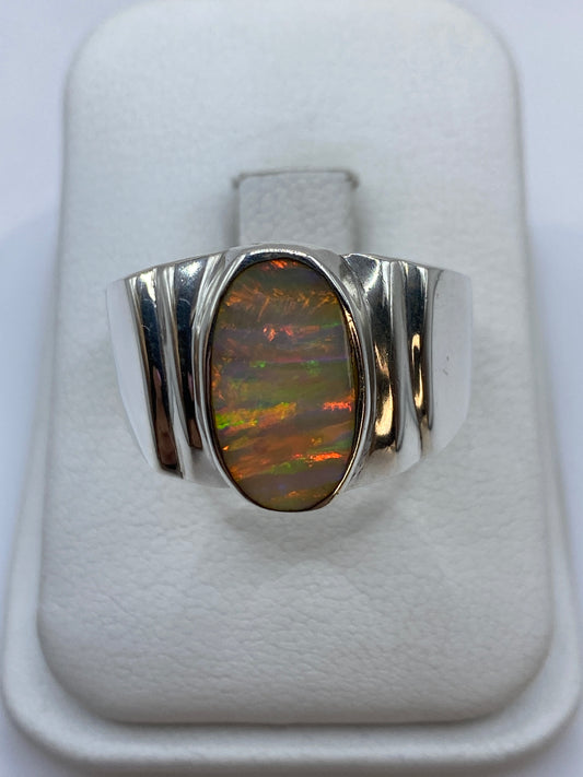 Anillo de plata .950 con ópalo de fuego natural mostrando juego de colores rojo, naranja y amarillo