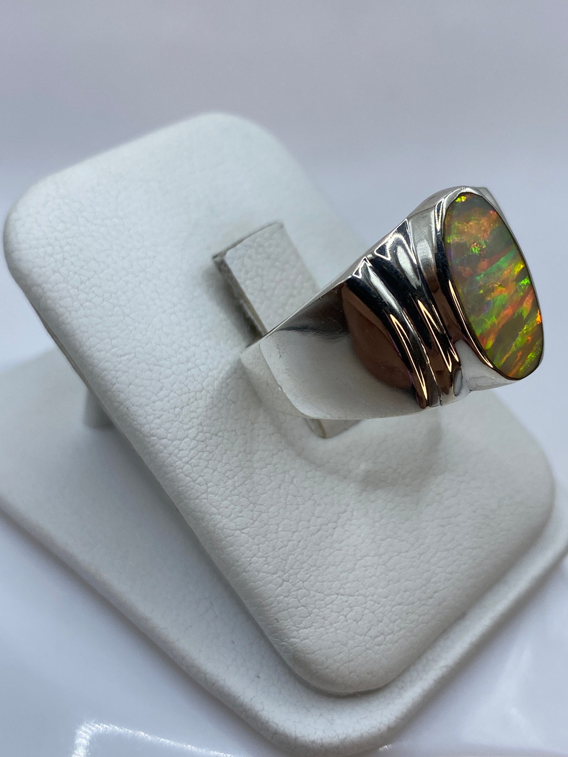 Vista lateral del anillo de presencia masculina con ópalo de fuego en plata pura de Taxco