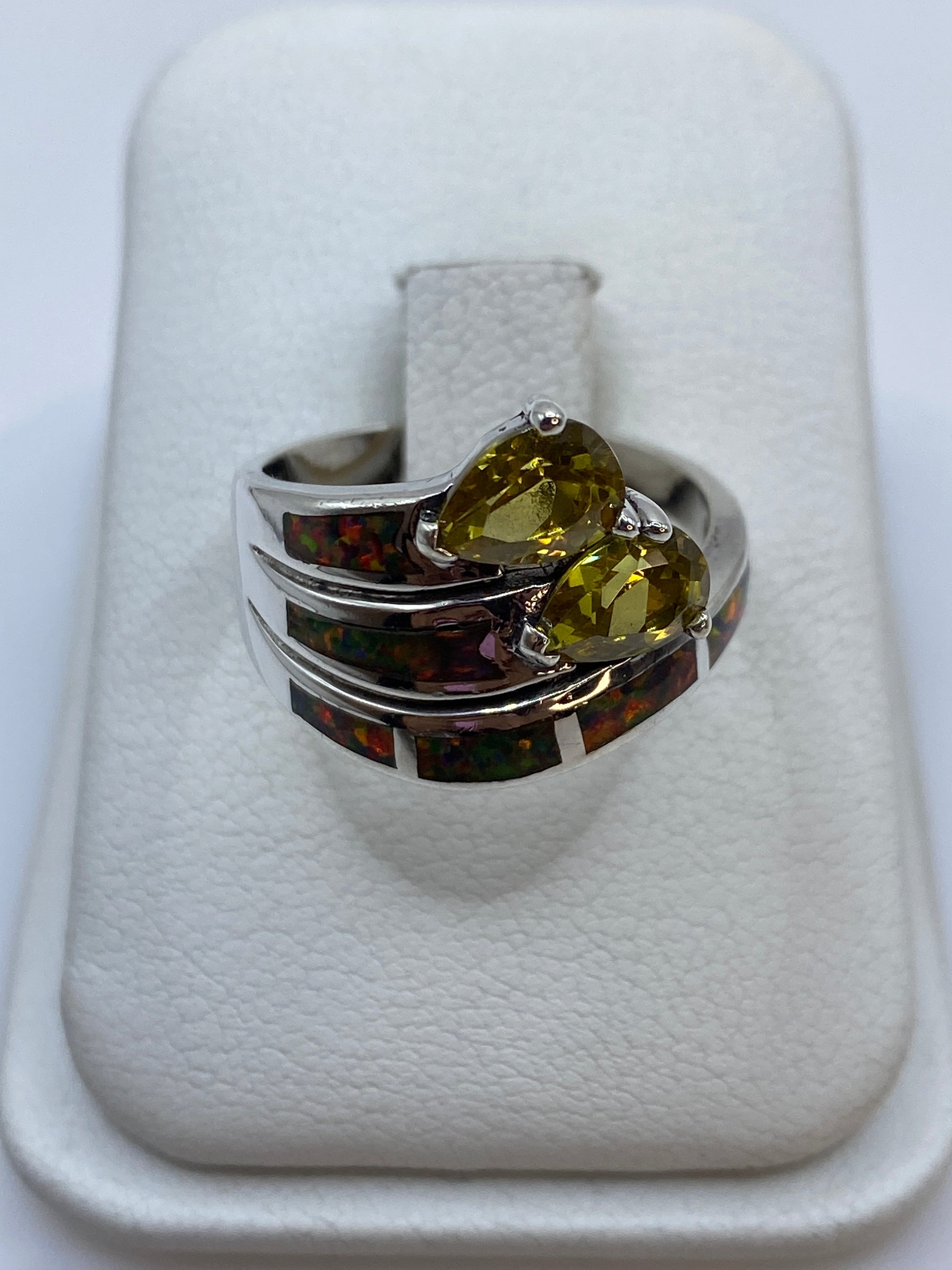Anillo de plata .925 con ópalo de fuego multicolor engastado en coctel clásico