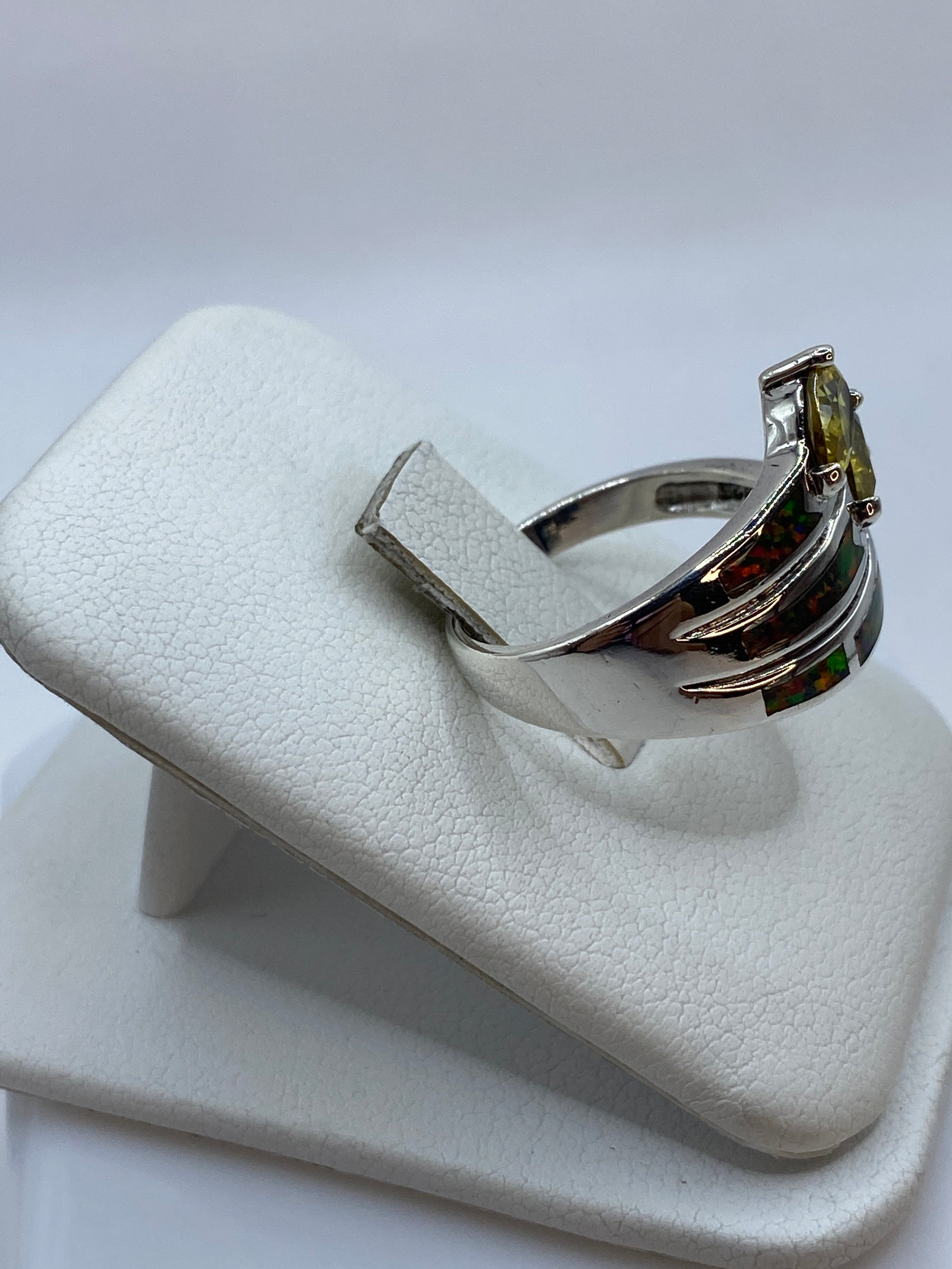 Detalle del ópalo de fuego con juego de colores naturales en anillo de plata