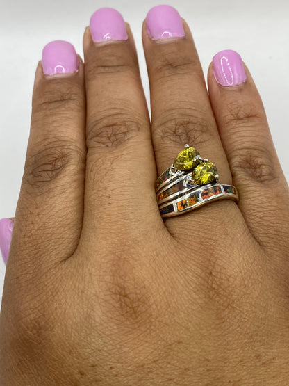Anillo ópalo de fuego sobre fondo azul, mostrando el sello 925