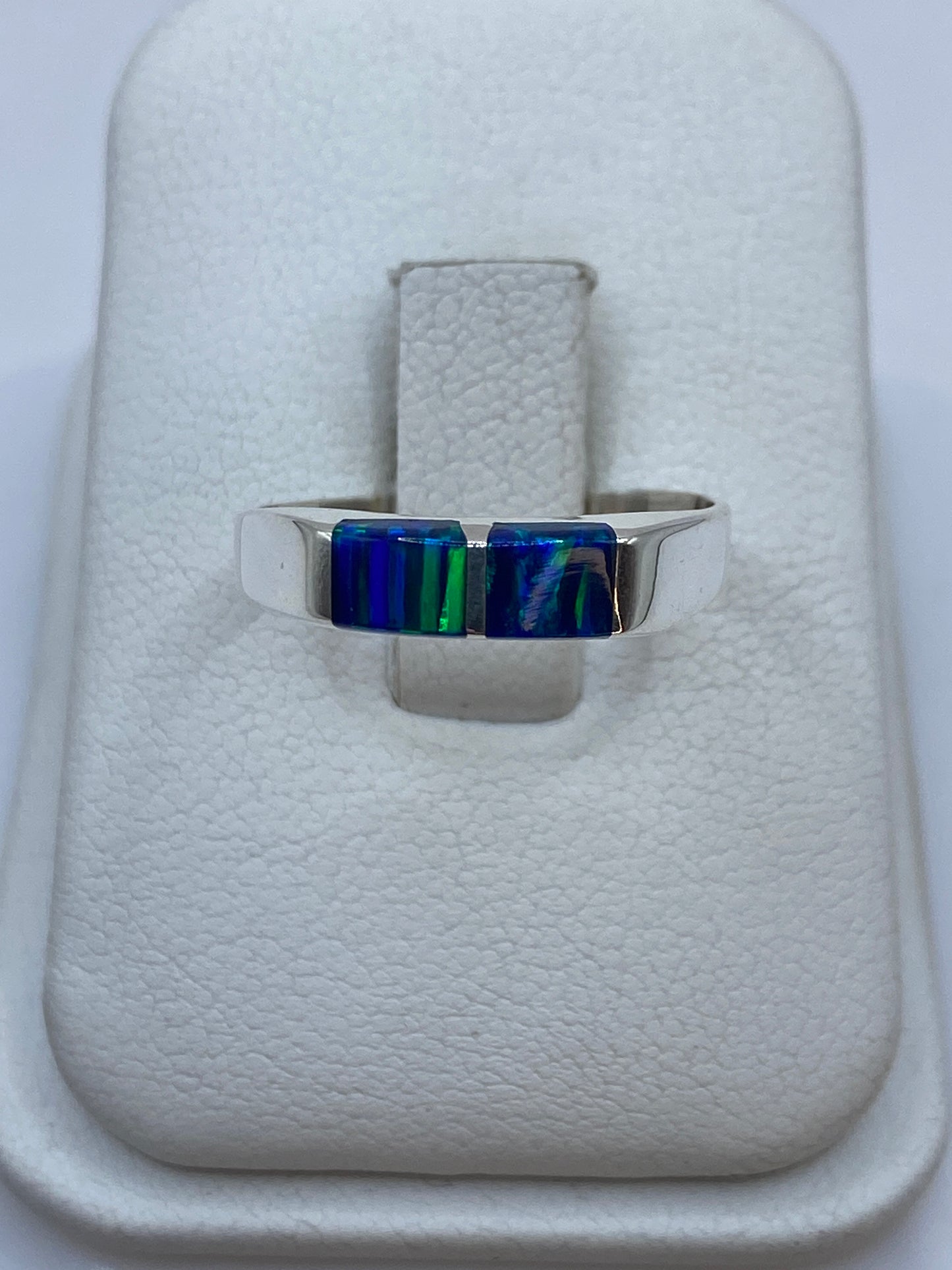 Anillo de plata con ópalo de fuego azul en banda minimalista, vista frontal