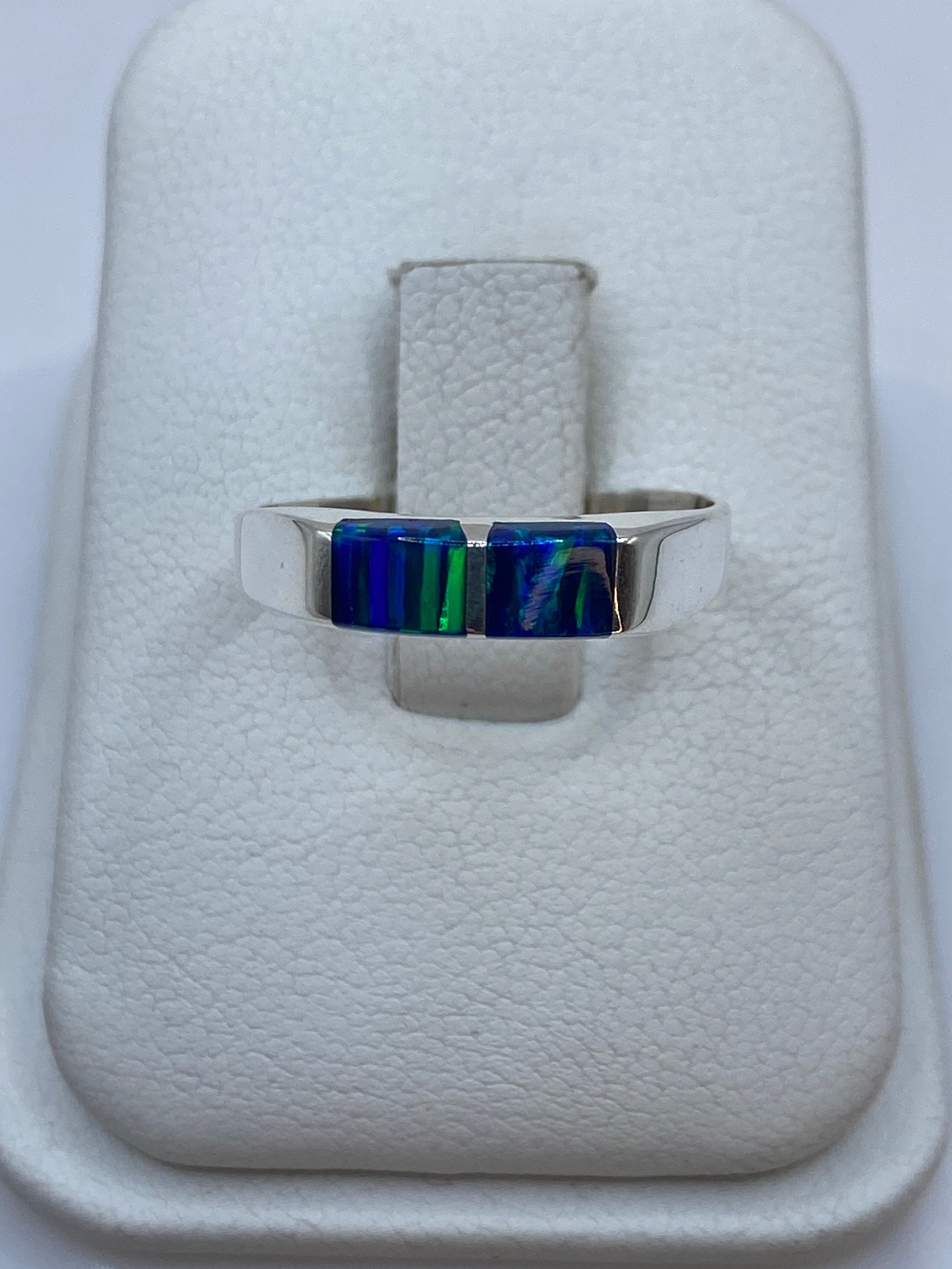 Anillo de plata con ópalo de fuego azul en banda minimalista, vista frontal