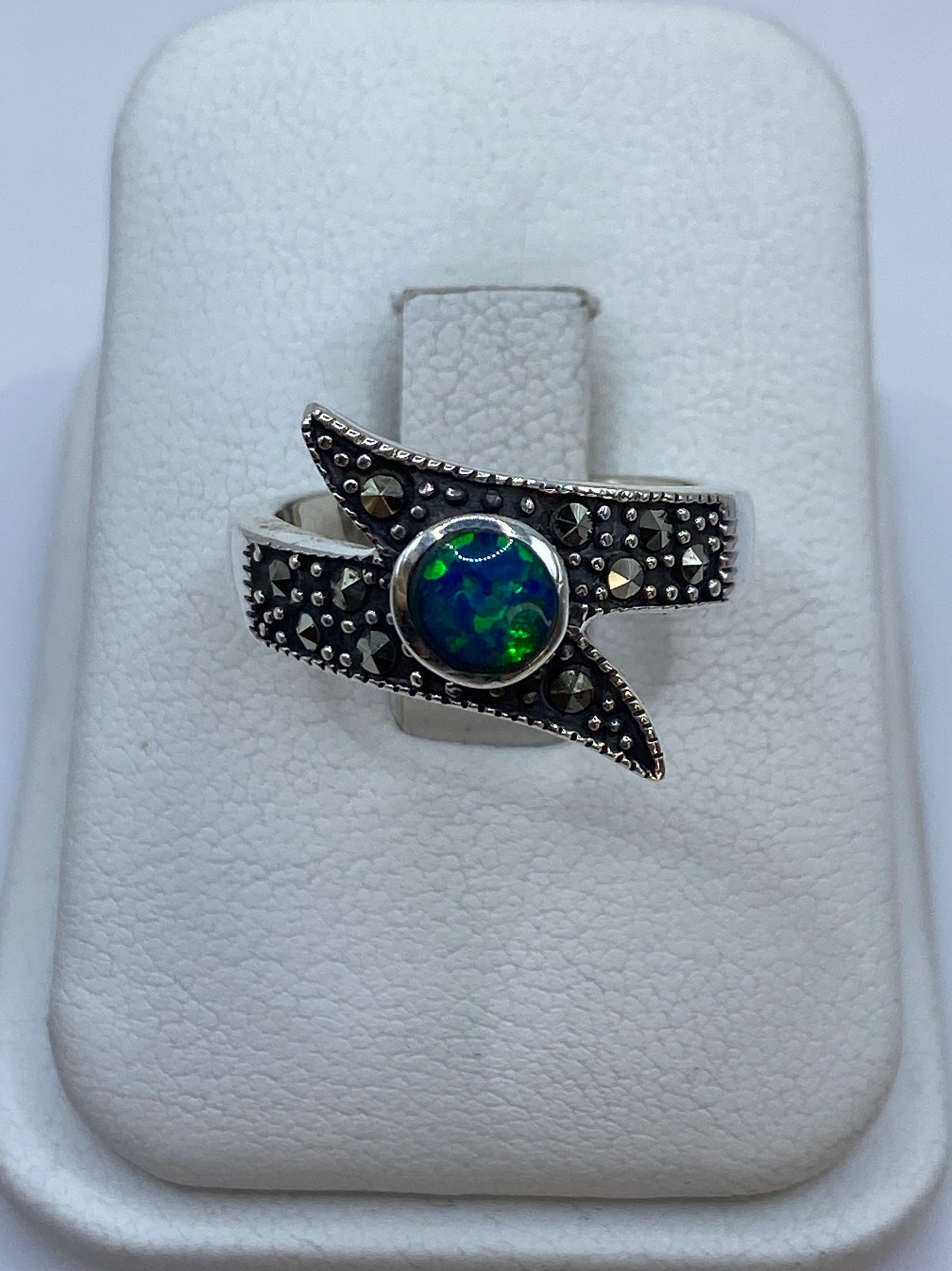 Anillo de plata .925 con ópalo de fuego azul en estuche blanco