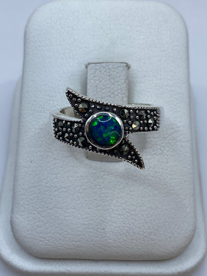 Anillo de plata .925 con ópalo de fuego azul en estuche blanco