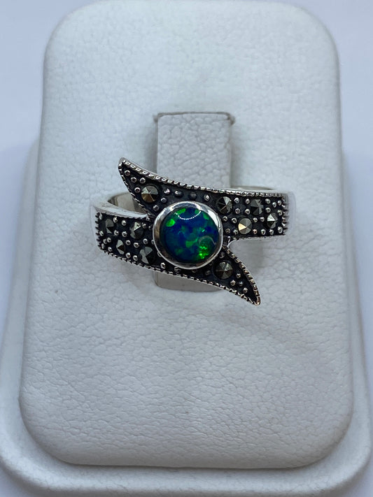 Anillo de plata .925 con ópalo de fuego azul en estuche blanco