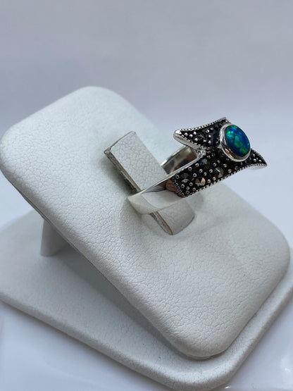 Detalle del ópalo azul con destellos verdes en anillo étnico de Taxco