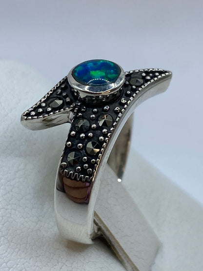 Anillo con banda de plata oxidada y ópalo de fuego montado a mano