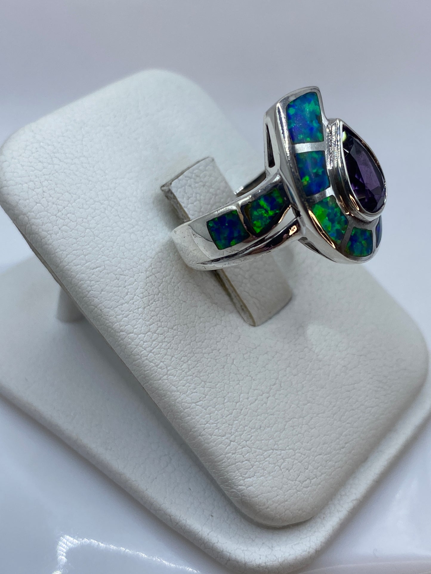 Vista frontal del anillo coctel de ópalo natural en forma de herradura, plata .925