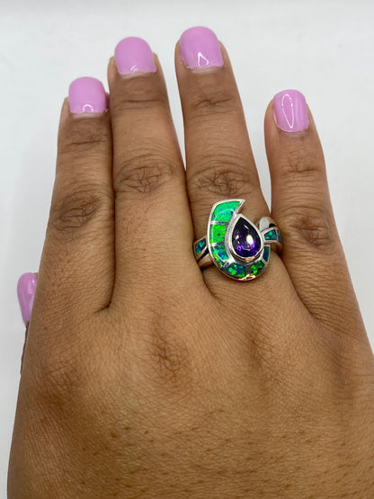 Anillo sobre fondo blanco mostrando el juego de colores del ópalo y el sello 925