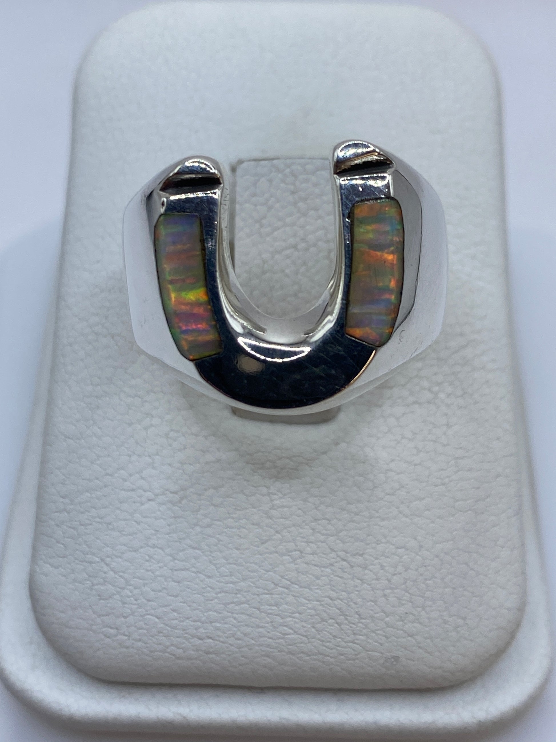 Anillo de plata masivo con Ópalo de Fuego natural en tono naranja y rojo, sobre estuche blanco
