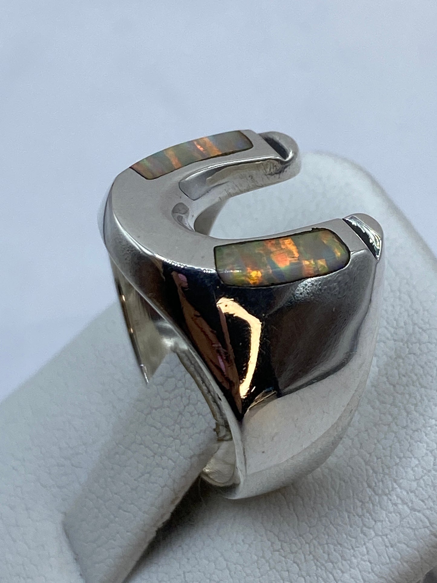 Detalle lateral del anillo en plata .925 con sello MEXICO visible