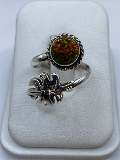 Anillo ajustable de plata con ópalo de fuego multicolor en moldura retorcida