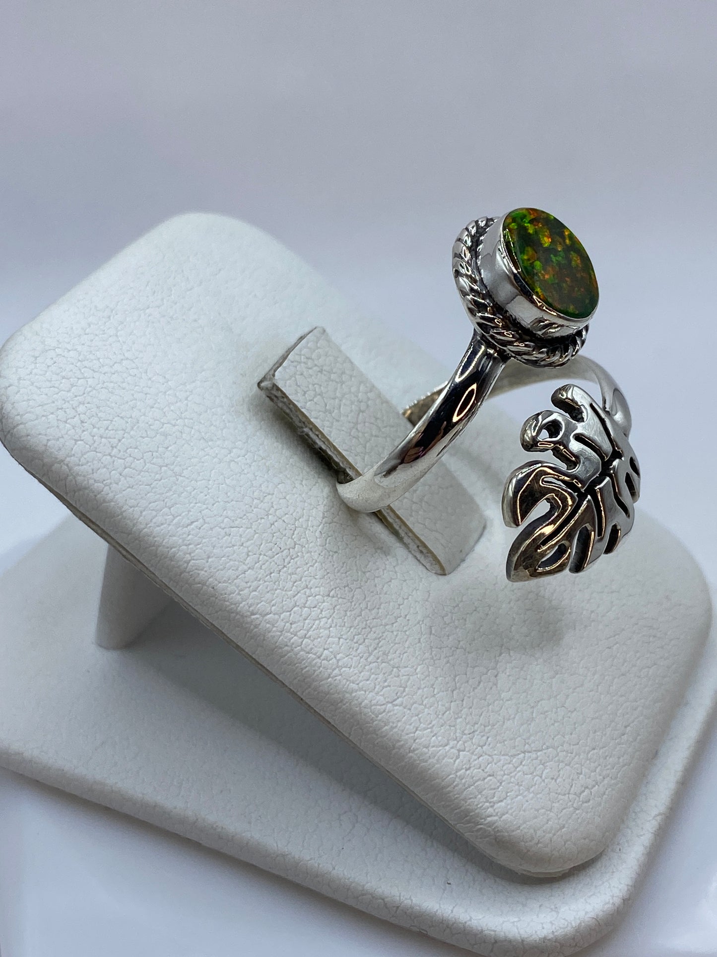 Detalle del ópalo de fuego mostrando juego de colores naranja, verde y dorado en plata .925