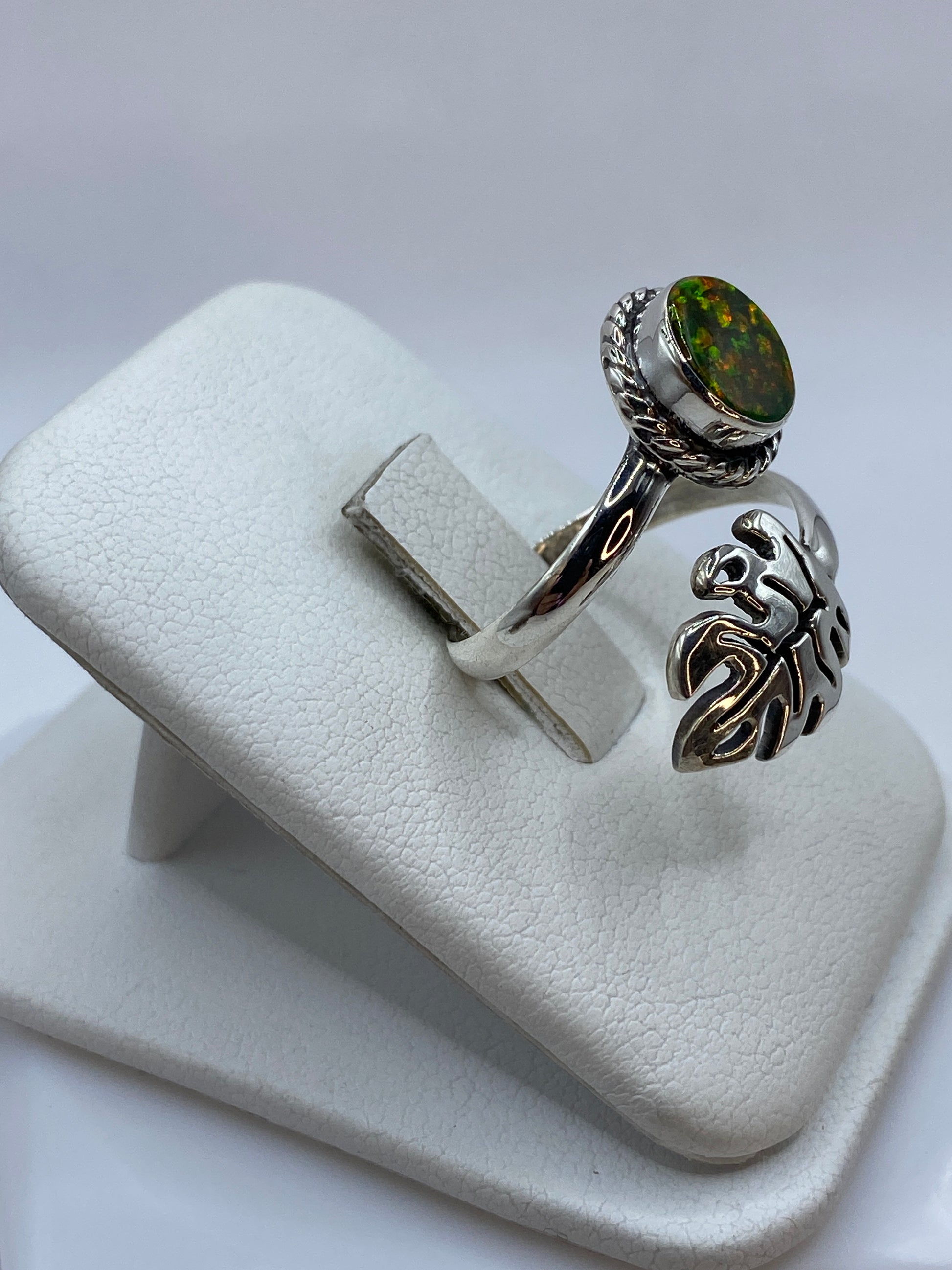 Detalle del ópalo de fuego mostrando juego de colores naranja, verde y dorado en plata .925