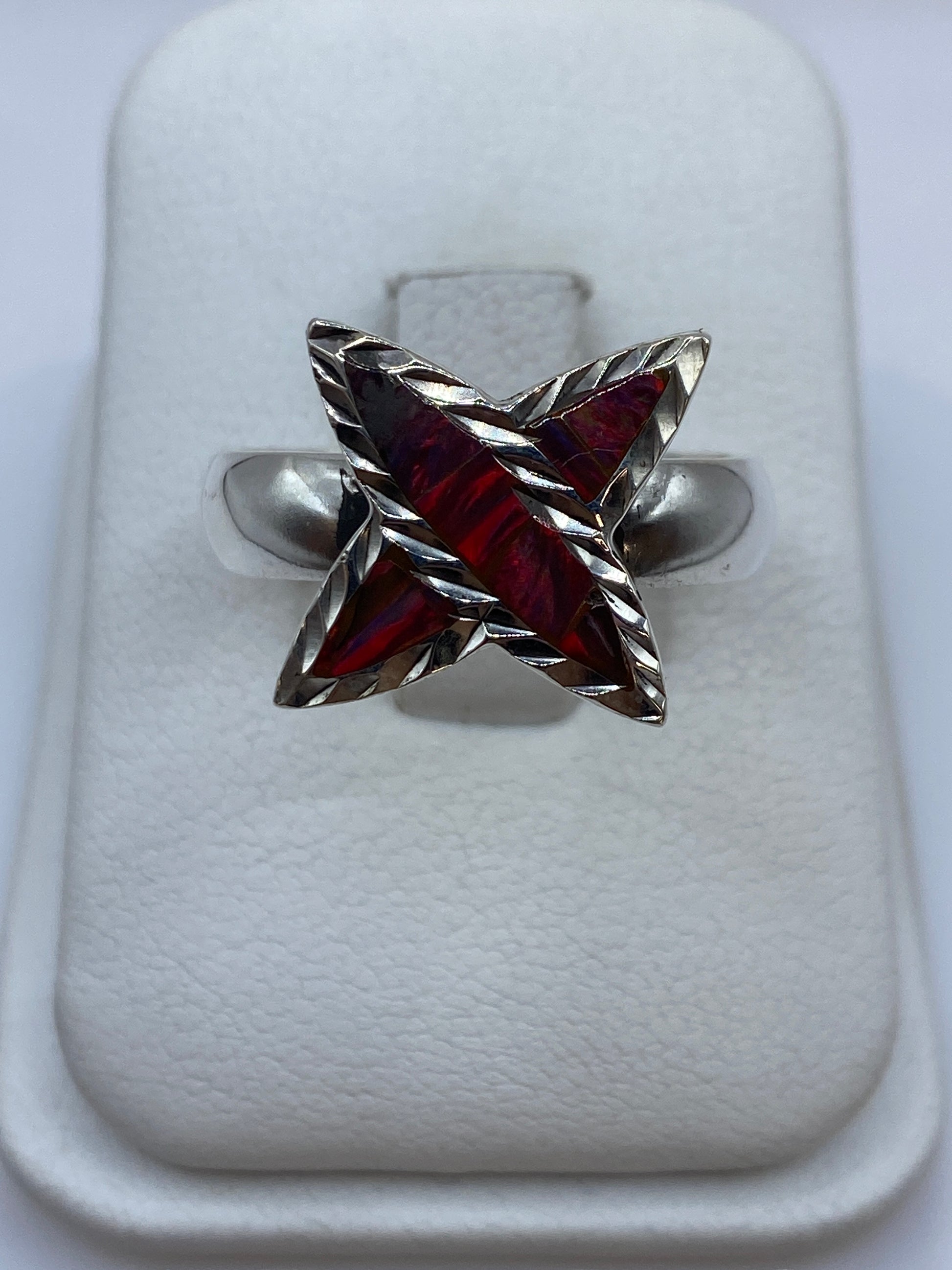 Anillo de plata solitario con ópalo de fuego multicolor en tonos rojo, naranja y amarillo