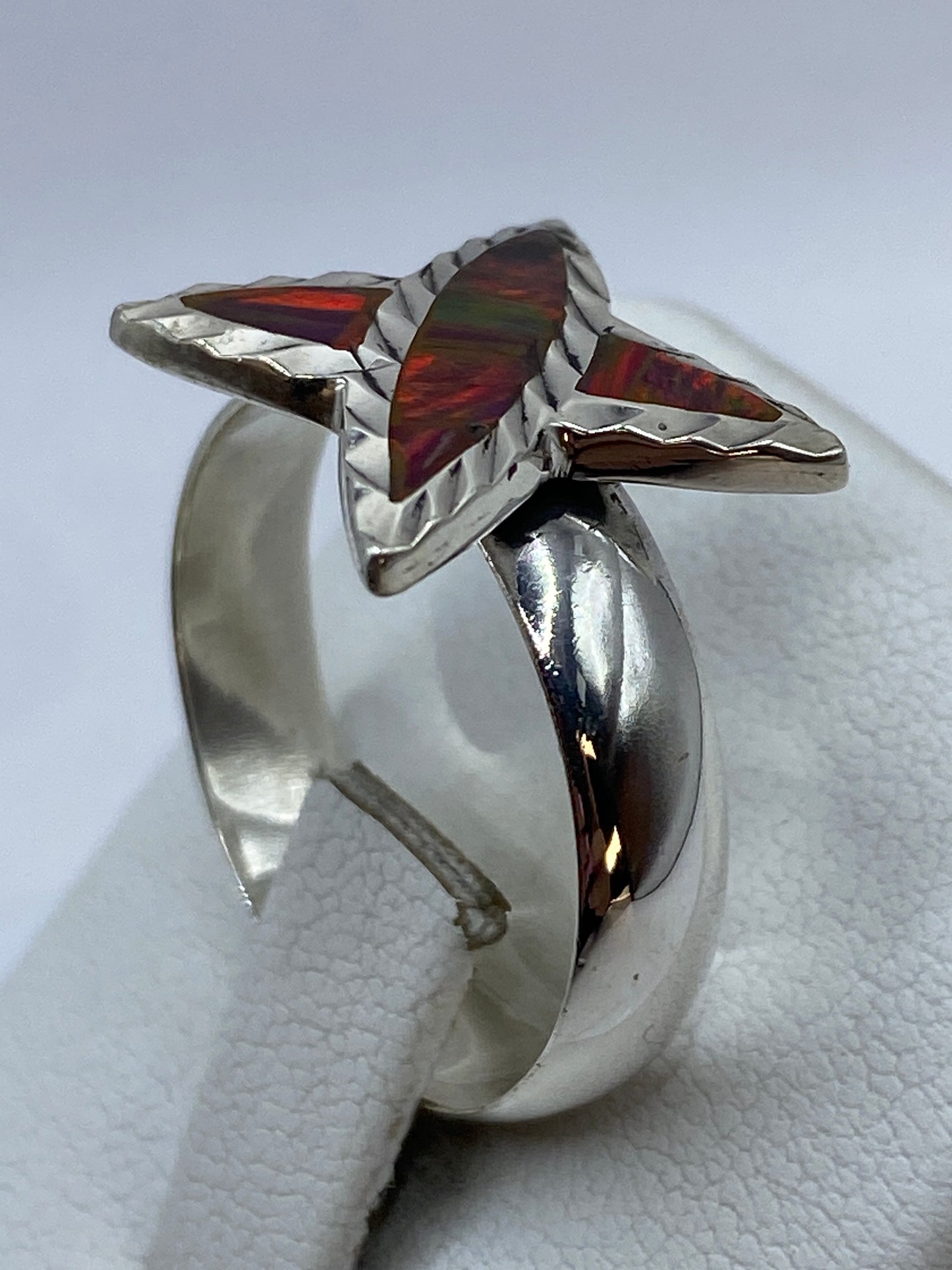Detalle del engaste y la piedra desde ángulo lateral en plata .925
