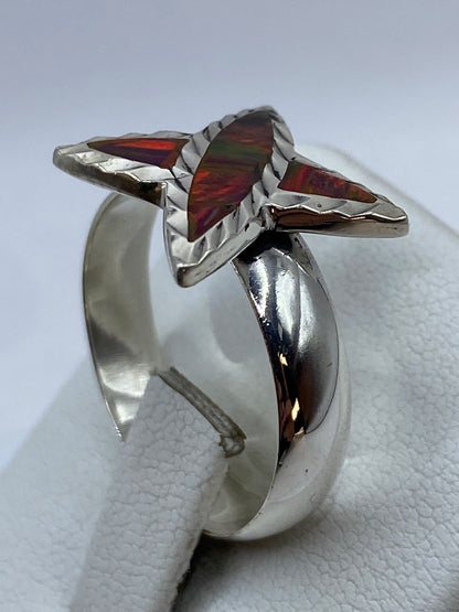 Detalle del engaste y la piedra desde ángulo lateral en plata .925