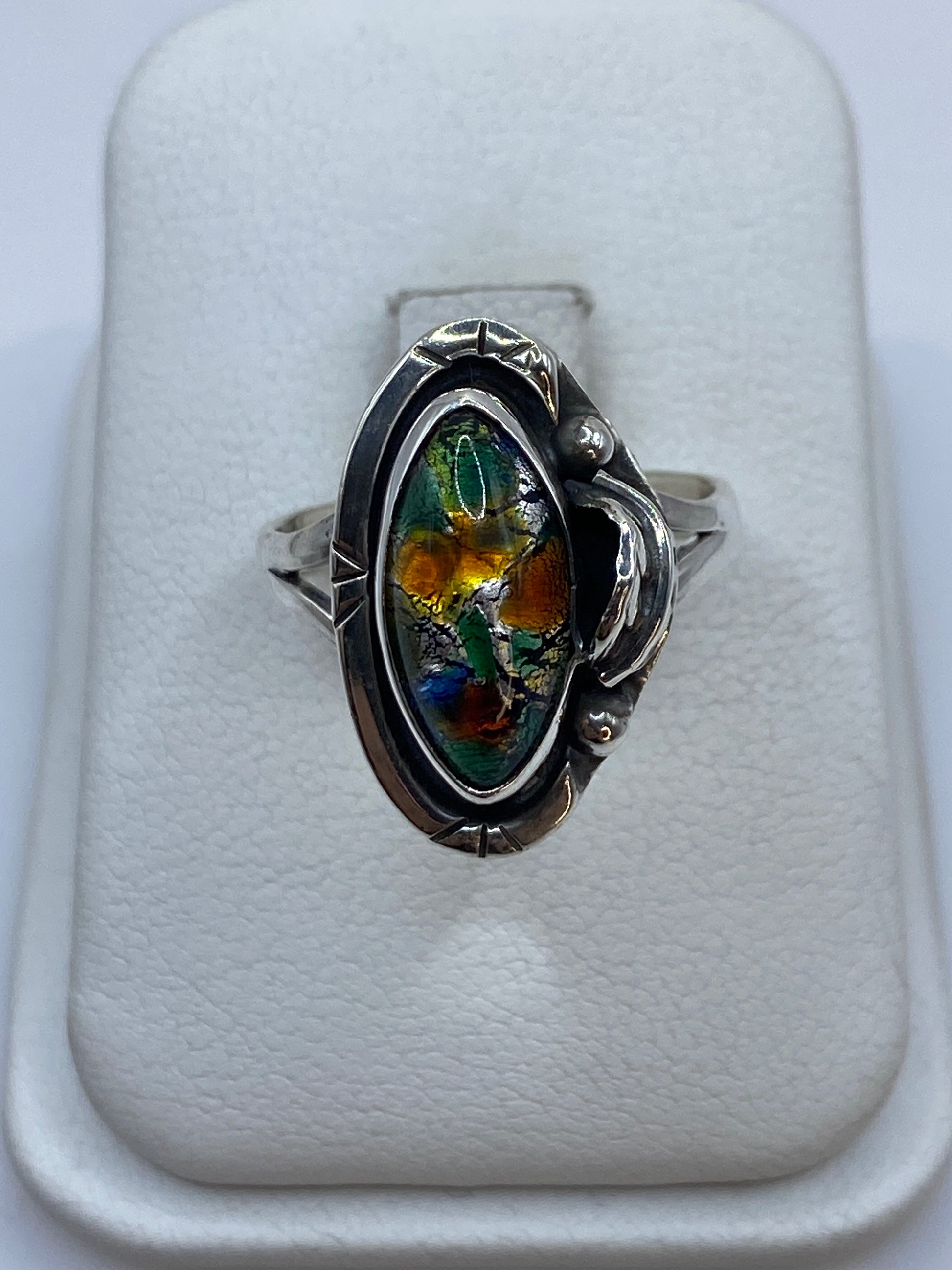Anillo de plata con piedra multicolor verde, ámbar y azul en estuche blanco