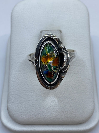 Anillo de plata con piedra multicolor verde, ámbar y azul en estuche blanco