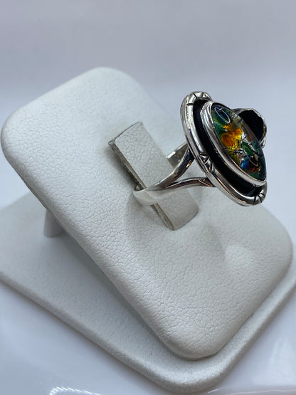 Detalle lateral del anillo solitario de plata .925 con banda pulida