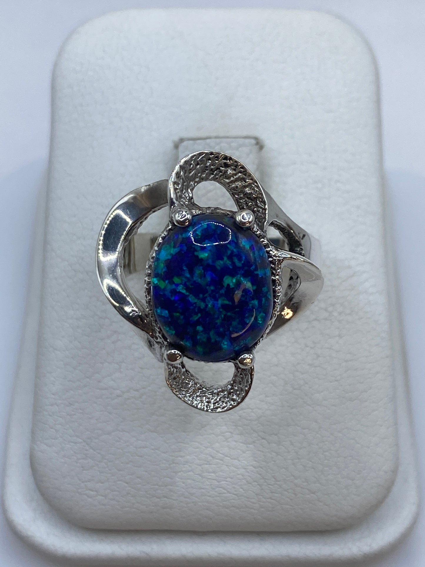 Anillo de plata .950 con ópalo de fuego azul, piedra natural en tono azul profundo con destellos verdes