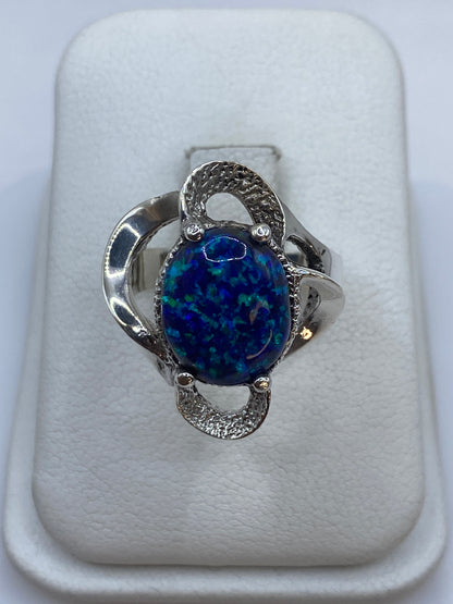 Anillo de plata .950 con ópalo de fuego azul, piedra natural en tono azul profundo con destellos verdes