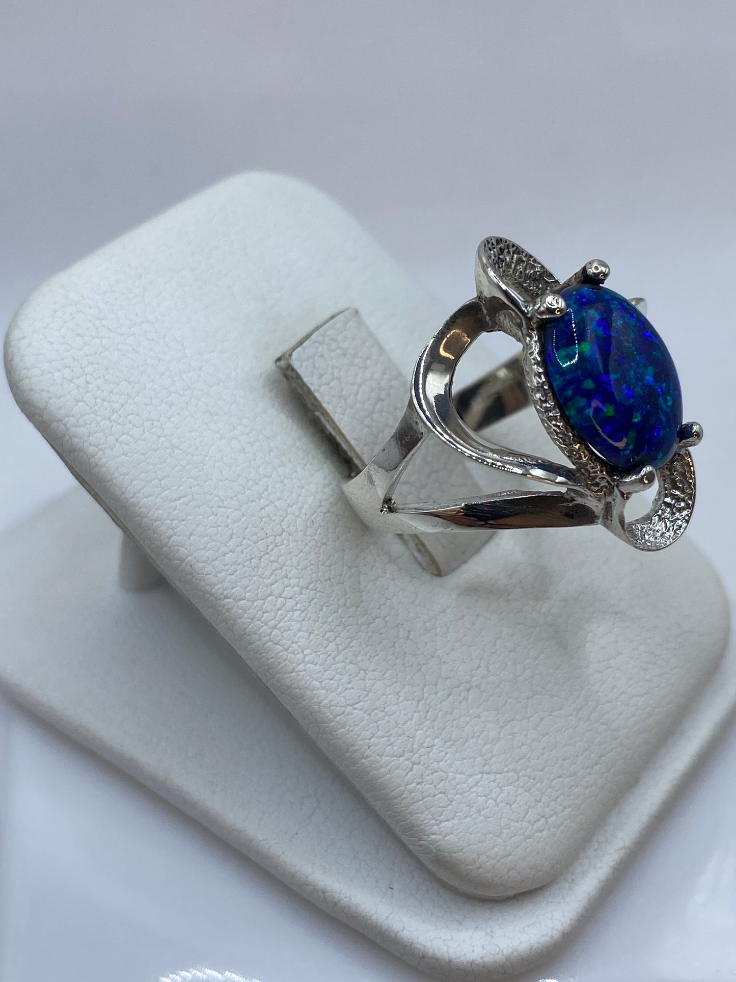 Detalle del ópalo de fuego natural en anillo de plata artesanal de Taxco