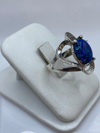 Detalle del ópalo de fuego natural en anillo de plata artesanal de Taxco