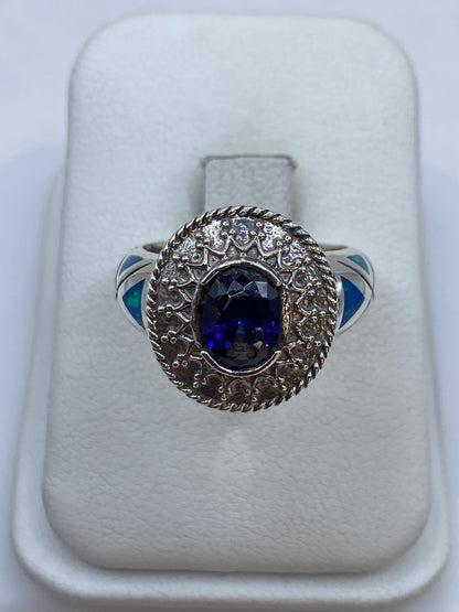 Anillo solitario de plata .950 con ópalo de fuego azul, visto desde arriba en estuche blanco