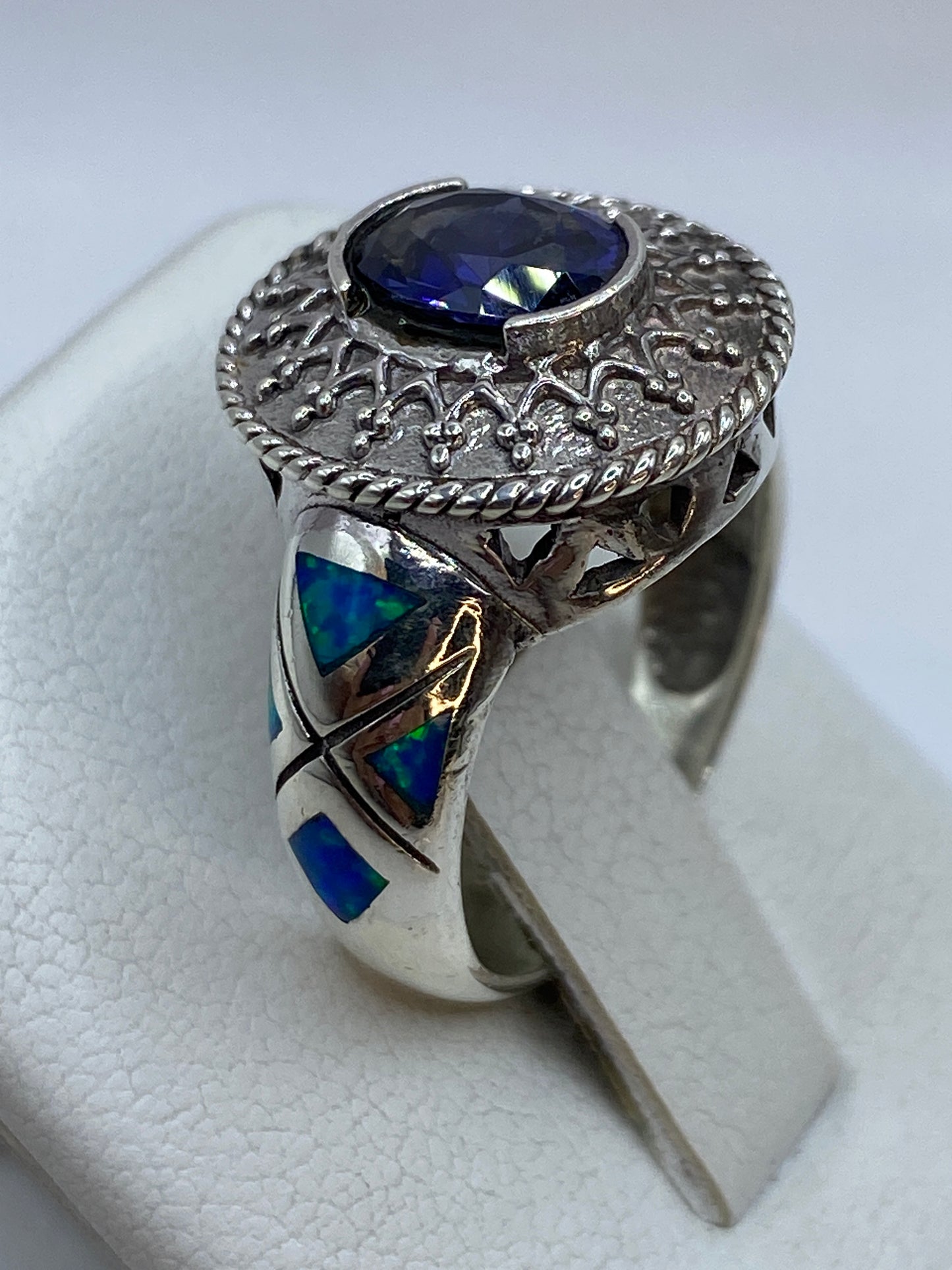 Ópalo de fuego azul engastado en plata .950 con destellos de luz verde y dorado