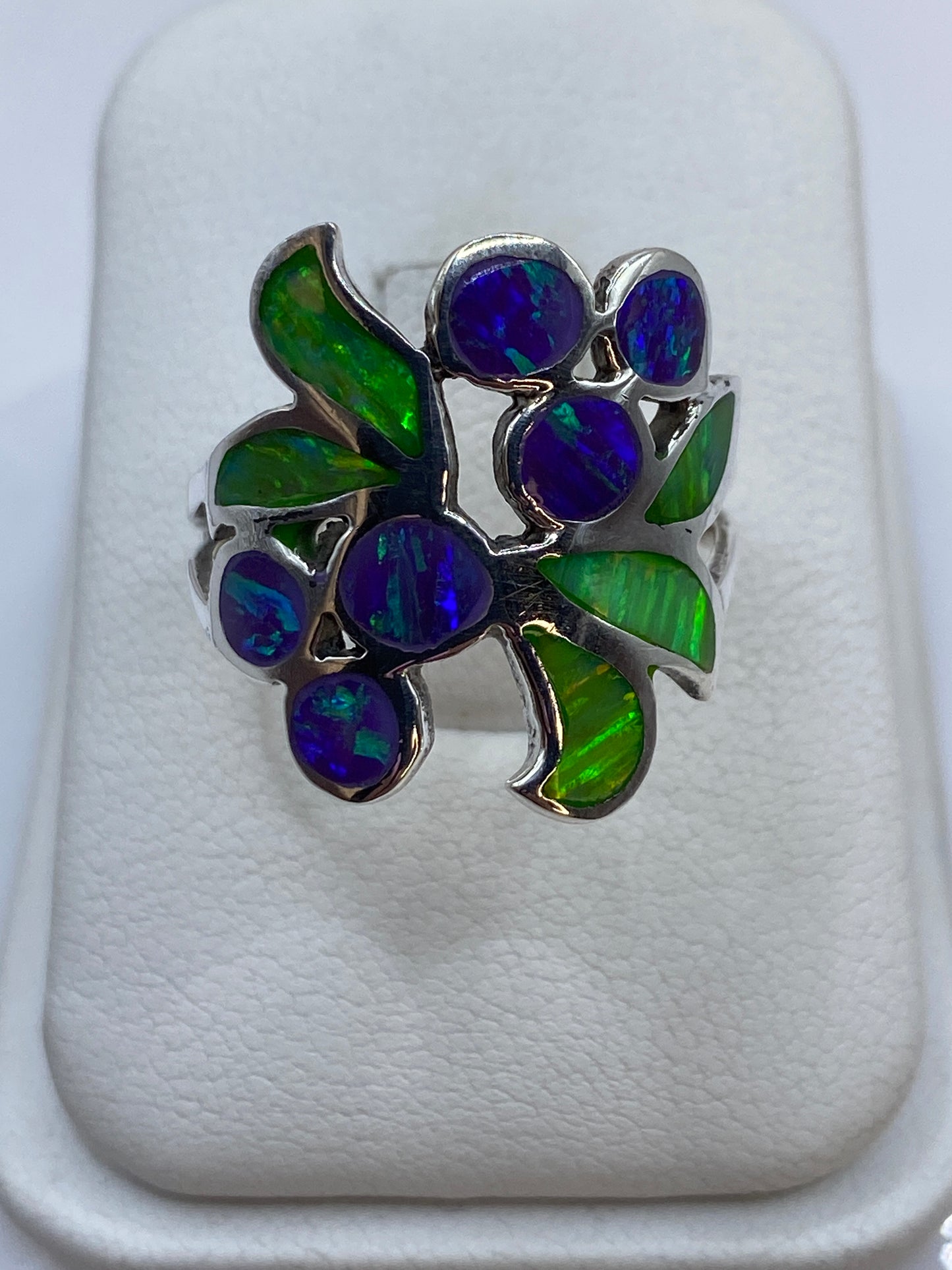 Anillo de plata .925 con ópalo de fuego morado en diseño floral sobre estuche blanco