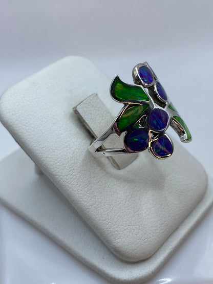 Vista lateral del anillo floral de plata con ópalo morado y verde