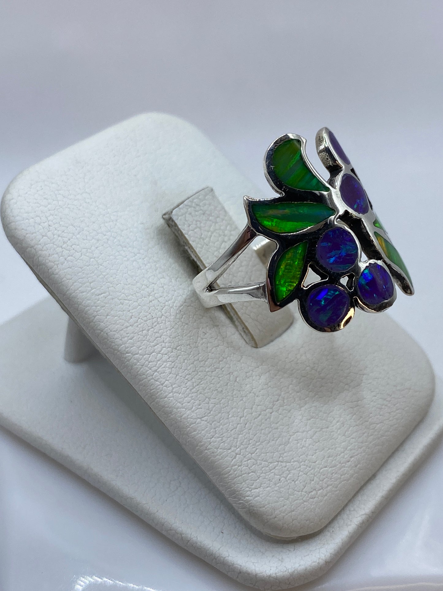 Vista lateral del anillo floral de ópalo morado en plata .925 de Taxco