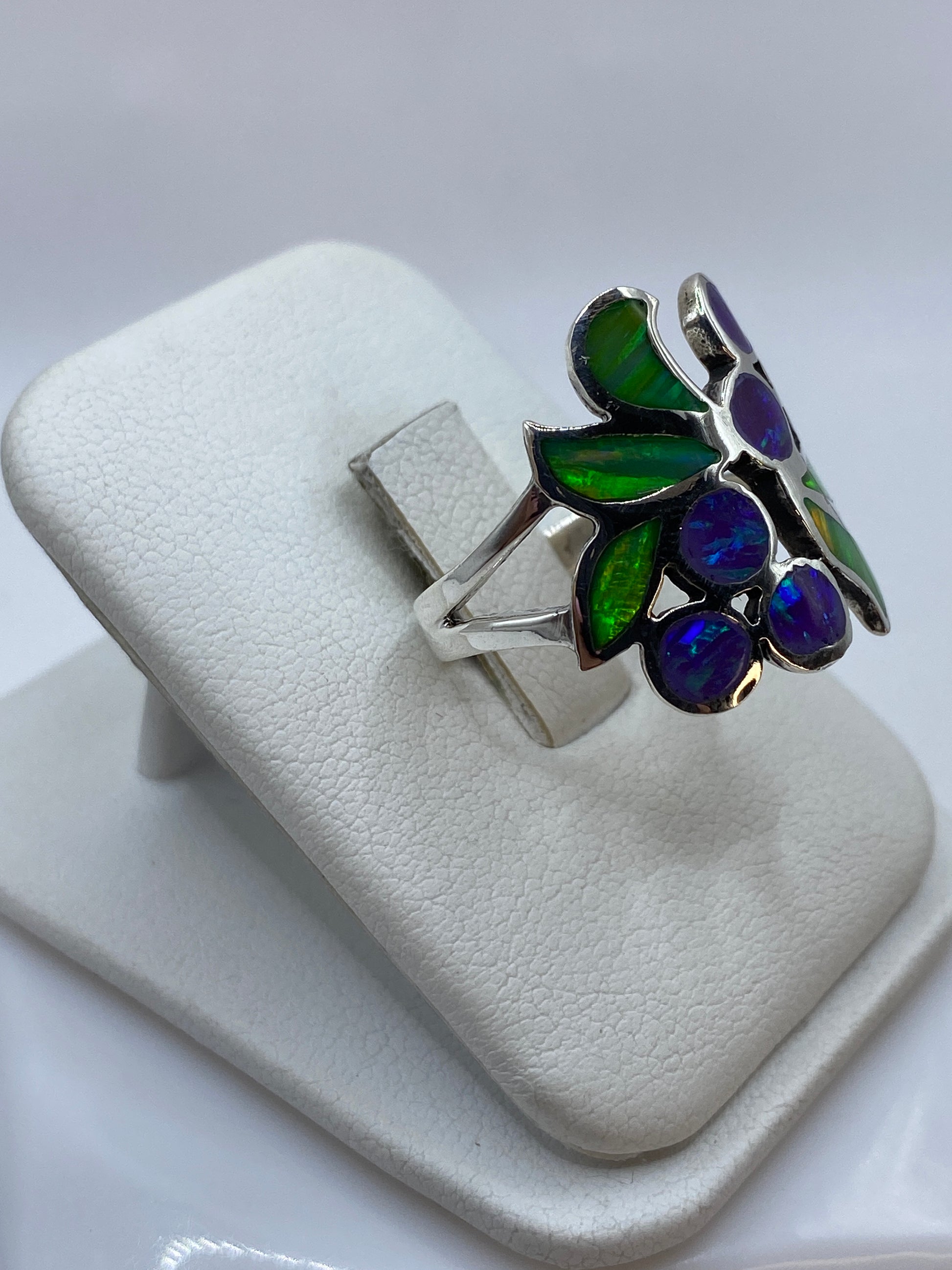 Vista lateral del anillo floral de ópalo morado en plata .925 de Taxco
