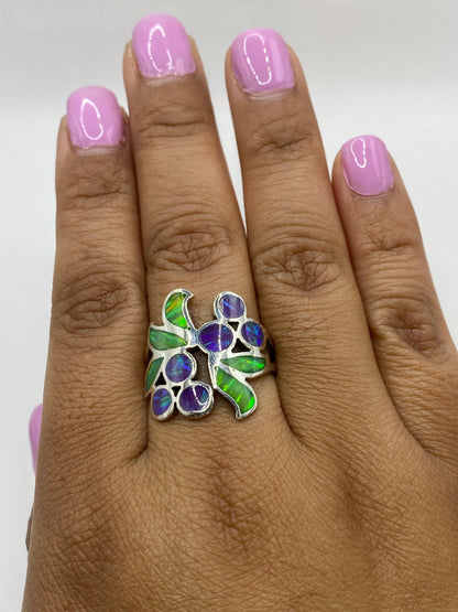 Anillo de ópalo en mano mostrando el sello 925 y el juego de colores natural